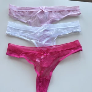 Spetstrosor - Säljer 3 par söta spetstrosor då de dessvärre är försmå. I strl xs. Helt oanvända. 1 par för 50kr eller alla för 100kr!