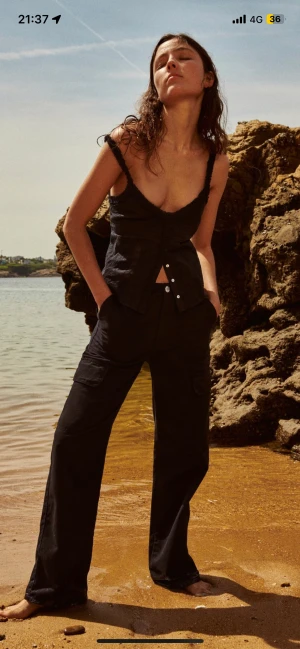 Zara cargo svart  - Högmidjade cargobyxor från zara i 32. Dessa är stora i storleken då jag vanligtvis är 34/36. Använda 2 gånger då jag har dubbla par.  Dem bästa byxorna event men då jag gått upp i vikt så är de tyvärr för små..