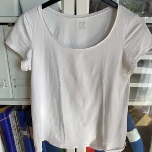 Säljer en vanlig basic vit t-shirt i bomull!