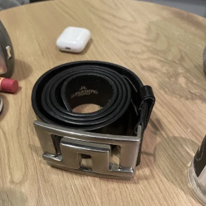 J Lindeberg bälte - Schysst bälte, skick 6-7/10 lite repigt och lite repor på lädret men inget man tänker på, nypris runt 800kr