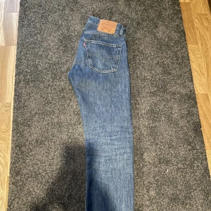 Levis 501 jeans - Säljer nu mina snygga Levis jeans som har blivit försmå. De är inköpta på Levis butiken i Göteborg för 1100kr. De är är knappt använda så de är i nyskick. Skriv gärna om du har funderingar eller vill ha mer bilder.