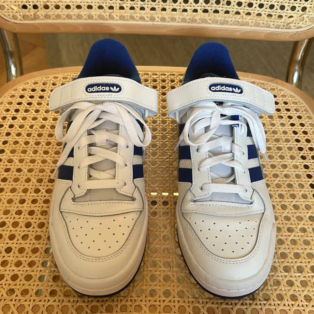 Skitsnygga sneakers från Adidas, Forum Low, i fin blå färg. Använda 2 gånger men säljes pga för stora 💔. Skor.