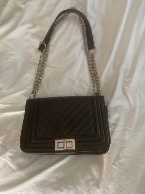 väska - säljer denna då den inte kommer till användning 💕