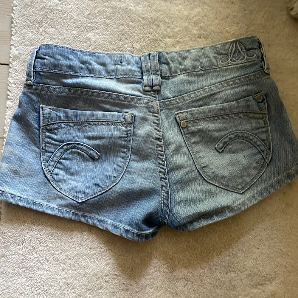 superfina lågmidjade jeansshorts! Så fin färg och unika detaljer!!💖💖 . Shorts.