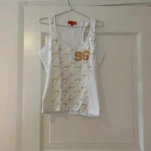 Topp/Linne - Jätte gulligt linne från Alba Cosby i storlek M. Jag är S och den passar perfekt på mig så den passar även mindre storlekar. 