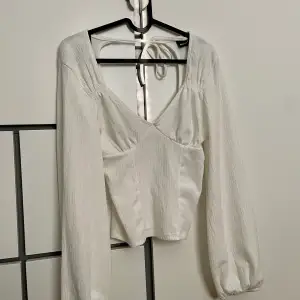En jätte fin vit linne blus med öppen rygg, nyköpt och oanvänd, jätte fin för sommaren, storlek XS