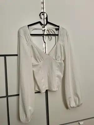 En jätte fin vit linne blus med öppen rygg, nyköpt och oanvänd, jätte fin för sommaren, storlek XS