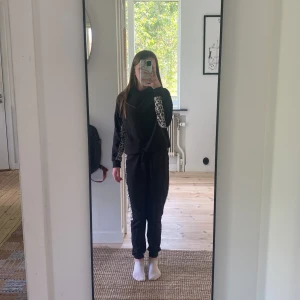 Mjukiskläder, sett hoodie och byxor till barn - Leopard sett