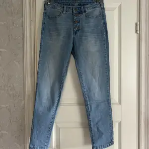 Jeans i storlek 36 med knappgylf. Oanvända! 
