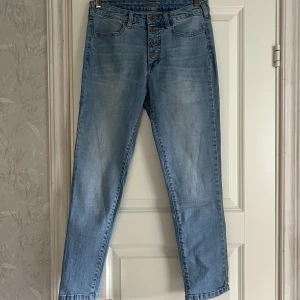 Jeans - Jeans i storlek 36 med knappgylf. Oanvända! 