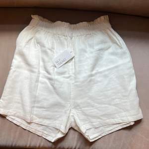 Mjuka vita shorts från nelly. Storlek 36/small.
