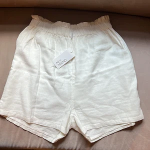 Linneshorts från Nelly.com - Mjuka vita shorts från nelly. Storlek 36/small.