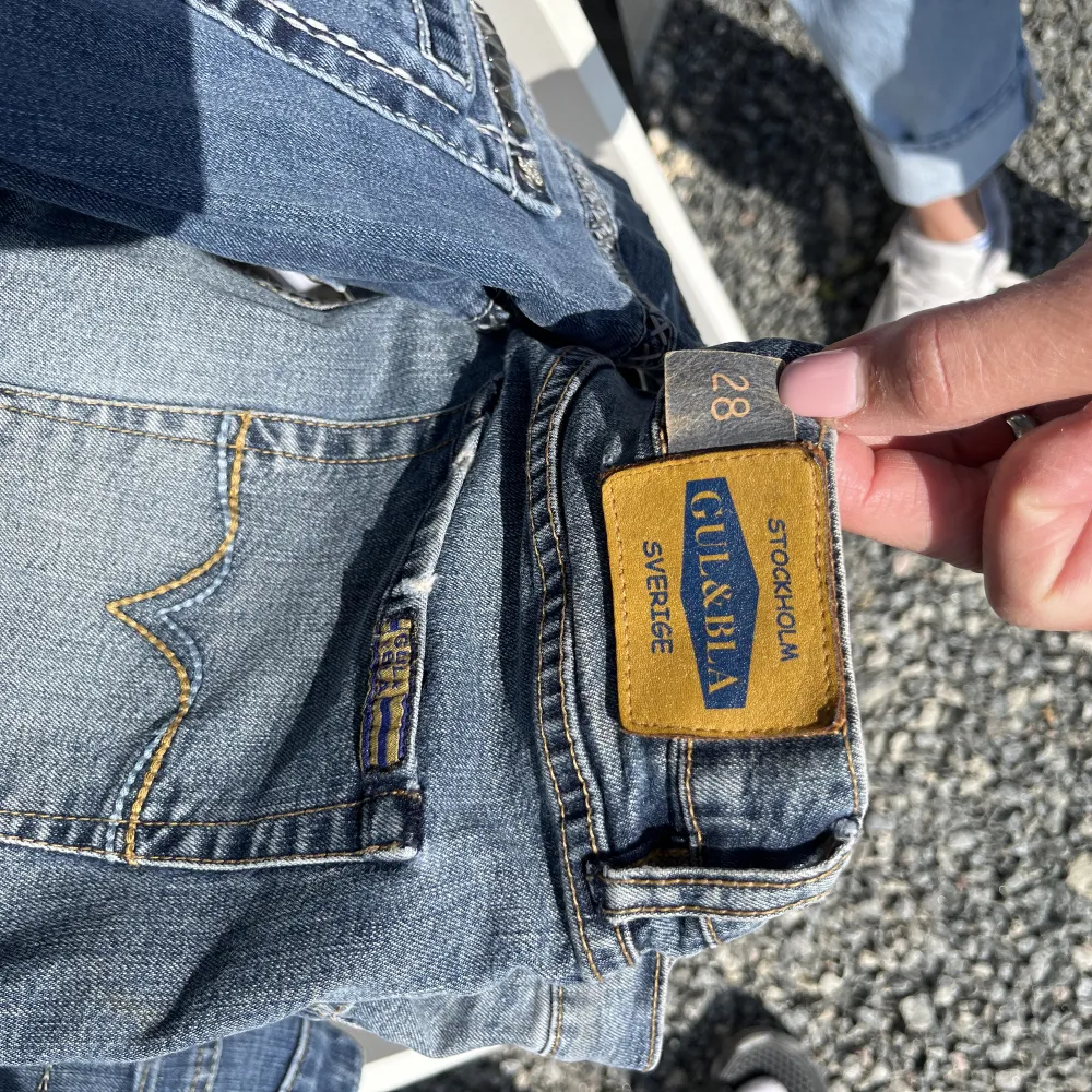 2 Levis och Guess längst till höger . Jeans & Byxor.