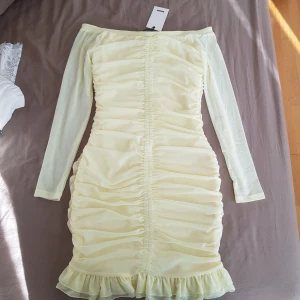 NY! Offshoulder klänning - Nyskick, aldrig använd, prislapp kvar! Inköpspris 399. Ljusgul färg. Strl M men passar även en som normalt sett har S. Härligt stretchig offshoulder modell med mesh ärmar.
