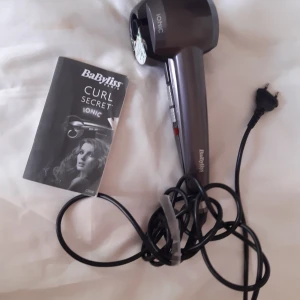 Babyliss locktång - För fina korkskruvslockar.  Lite använd men i gott skick. Bruksanvisning medföljer Nypri 1200 kr