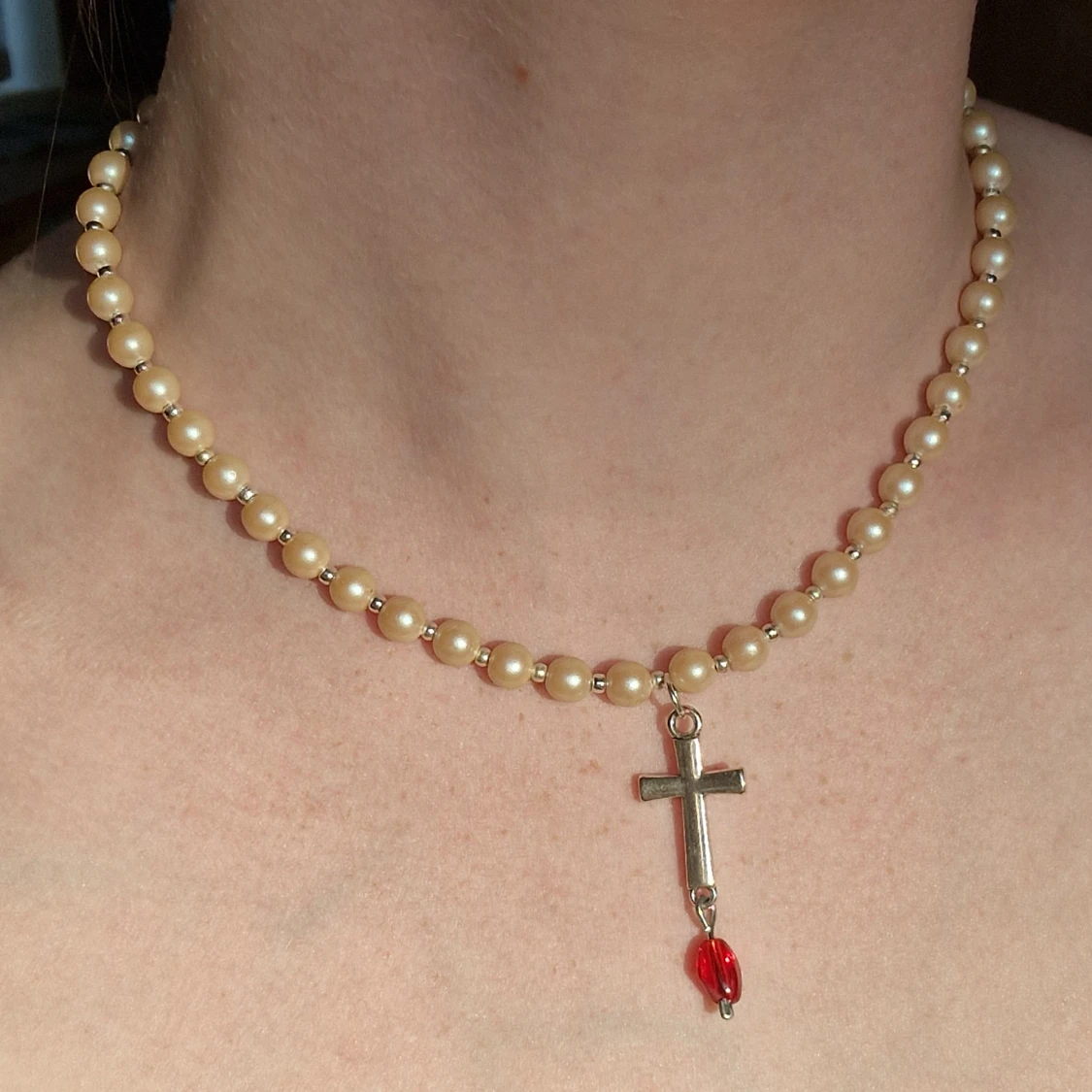 Pärlhalsband med kors och blod 🌹🔪