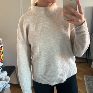 Stickad tröja - Jätte skön tröja som tyvärr inte kommer till användning längre🤍