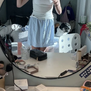 Kjol - Säljer min fina ljusblåa sommar kjol.  Då denna inte kommer till användning längre. Kjolen är i stolek 158/164 och passar mig som har s/xs i kläder.💕💕 Köparen står för frakt💕💕💕