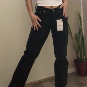 Zara jeans - Dessa svarta raka midrise jeans i svart färg. Storlek 38 men små i storleken💞💞Köparen står för frakten på 66 kr, spårbar💞💞