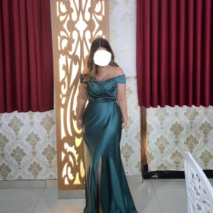 Balklänning/festklänning i siden S - Superfin festklänning i sidentyg använd endast en gång i några timmar. Storlek S.