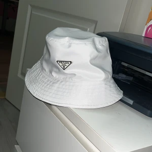 Prada fiskehatt - Vit Prada fiske hatt, fläckfri och fräch inför sommaren 