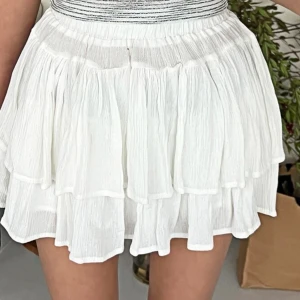 Vit sommarkjol - Säljer denna superfina kjolen då den inte längre kommer till användning. Den är i stl S men midjeresoret gör att det passar mellan xs-m.