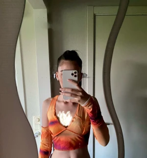 Snygg sommar topp  - En as snygg topp till sommaren eller fest! Har fått mycket komplimanger för denna. Ärmarna sitter ihop i med tröjan🧡💛