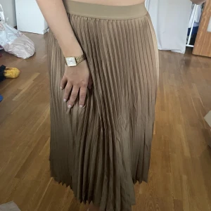 Guldig kjol från hm - Guldig kjol från hm som knappt är använd.