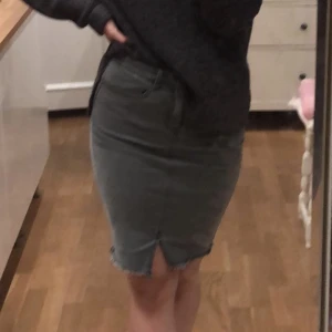 Grå jeanskjol - Fin grå jeanskjol, skulle säga att den passar en S/M, ganska stretchig.  Kan mötas upp inom stockholm eller skickas mot frakt!✨