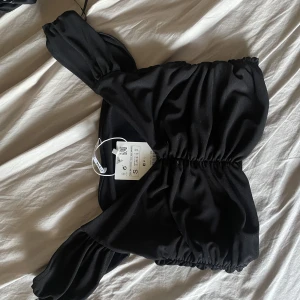 Topp ifrån ZARA  - säljer denna fina toppen, aldrig använd endast provad⭐️ 100kr + eventuell frakt 
