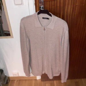 Beige j.Lindberg full zip - En beige skön full zip som inte är använd mycket. Obs pris kan sänkas till en rimlig nivå 