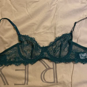 Grön bh  - Army/skogsgrön spets bh oanvänd storlek s passar a-c kupa skulle jag säga 