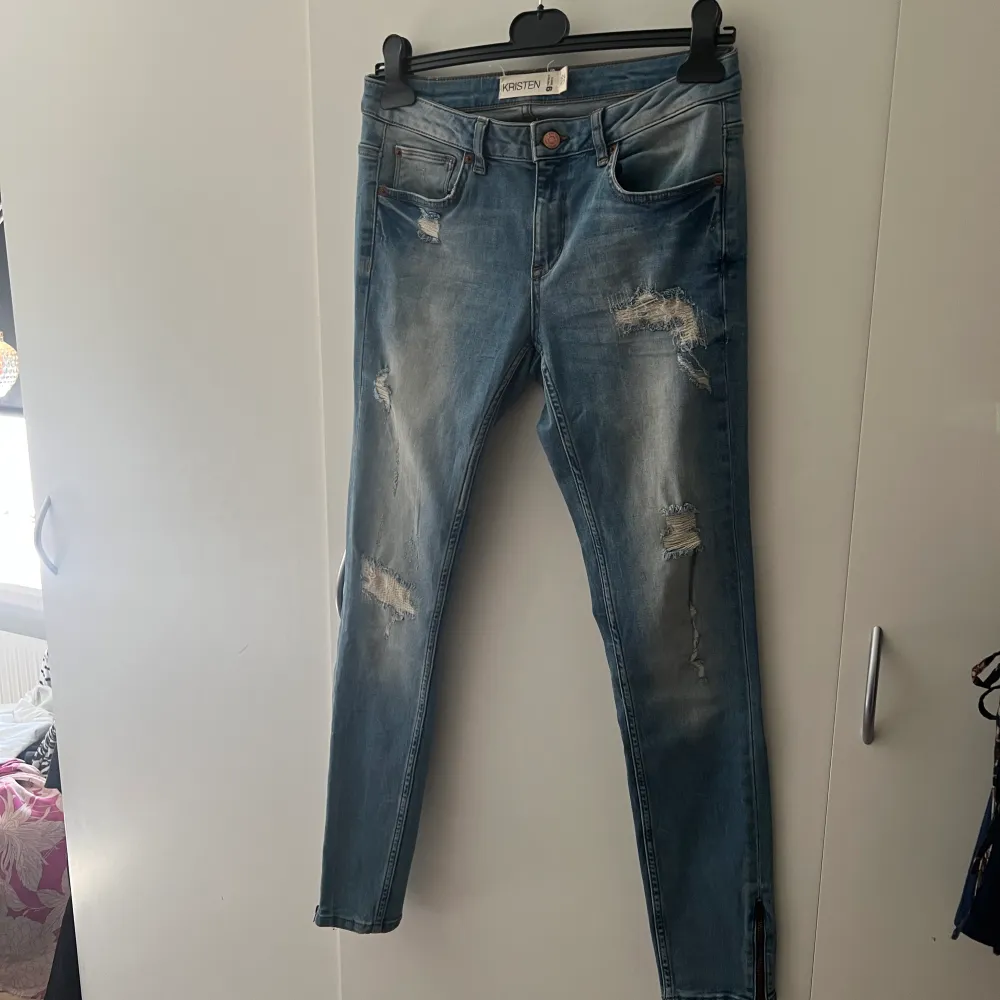 Slim modell, med zip dragkedja på ben. Aldrig använda. Längd 32 på ben.. Jeans & Byxor.