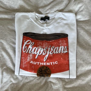 Graphic tshirt - Cool tshirt. Pris kan diskuteras. Från chaps jeans väldigt bra skick