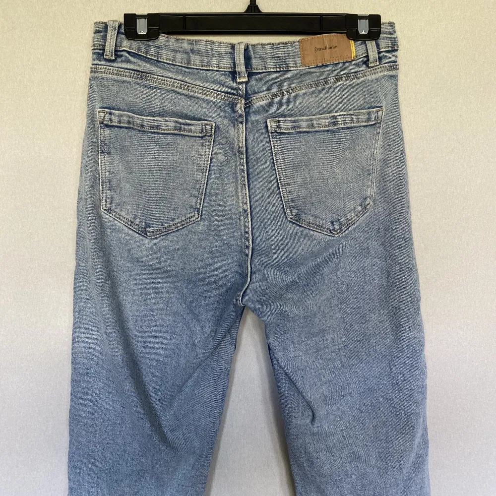 Jeans från stravardius. Står att passformen är Mom Slim. Väldigt sköna och tycker att baksidan av jeansen framhäver ens former fint! Jag är 164cm och de slutar vid anklarna för mig.. Jeans & Byxor.