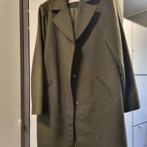 Olivgrön kappa - Oanvänd olivgrön kappa stl 38 