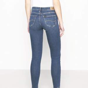 Lee SCARLETT Jeans Skinny  Storlek:W28 L 31 Passar dig med storlek XS och S. Färg : Blå Skick : 9 av 10  Passar Barn, Flicka ,Dam  Kan skickas med Postnord spårningens packet inom Sverige Ordpris: 999kr