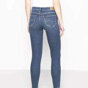 Lee SCARLETT Jeans Skinny - Lee SCARLETT Jeans Skinny  Storlek:W28 L 31 Passar dig med storlek XS och S. Färg : Blå Skick : 9 av 10  Passar Barn, Flicka ,Dam  Kan skickas med Postnord spårningens packet inom Sverige Ordpris: 999kr