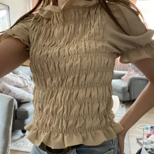 Beige tröja  - Fin blus som inte kommer till användning 