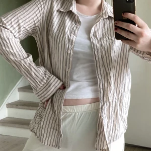 Skjorta - Fin sommarskjorta från bikbok! I strl S men oversized, perfekt till sommaren! Är knappt använd, pris kan diskuteras!