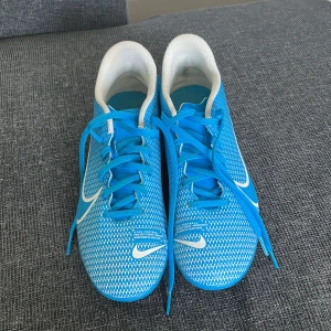 Nike fotbollsskor concept mercurial - Varan är lite använd men funkar perfekt, inga skador på skorna och går att använda 
