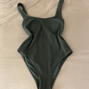 Baddräkt  - Jättefin mörkgrön baddräkt perfekt för sommaren. Kontakta vid frågor🩷