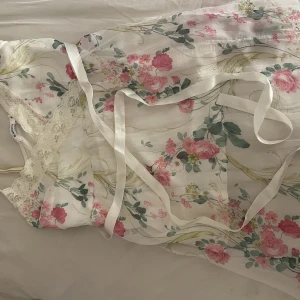 Linne  - Jättefint linne som är typ 2000-tal stil. Skriv vid frågor❤️