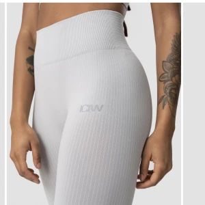 2st ICIW tights - Ribbed define seamless tights från iciw🤍 färg light grey och light purple Nypris ett par 699:- jag säljer båda för 400:-  De är använda en gång var. 
