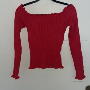 Röd offshoulder tröja - En fin röd offshoulder tröja som är ribbad.