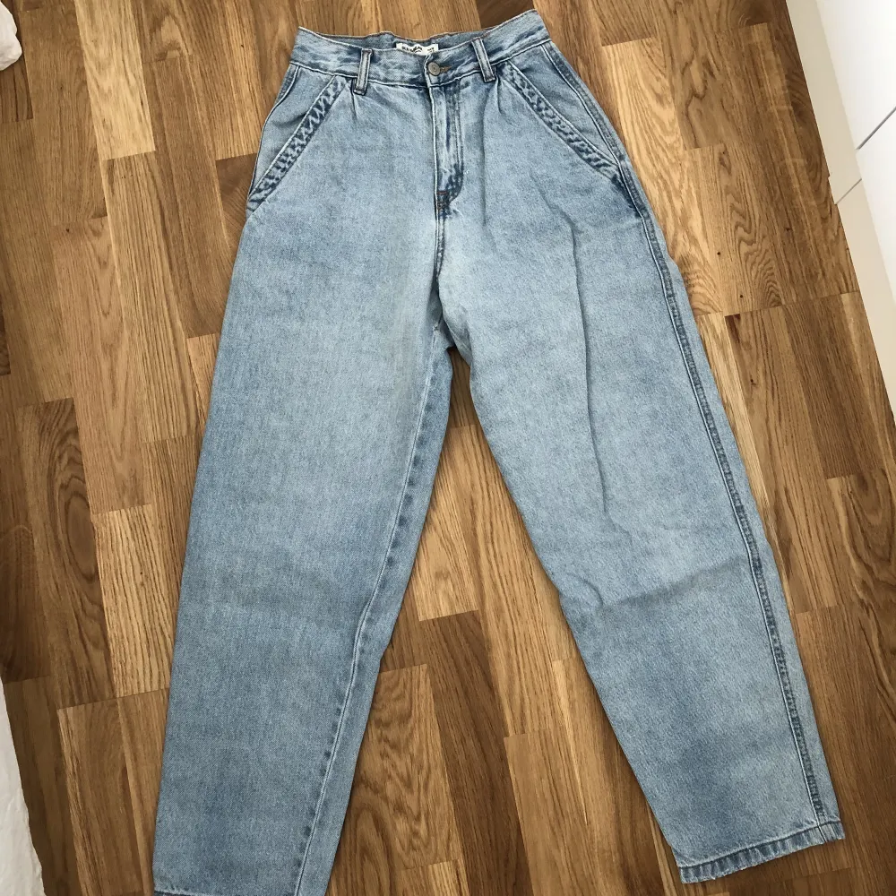Snygga jeans i storlek 32 från Pull&bear. Jeans & Byxor.