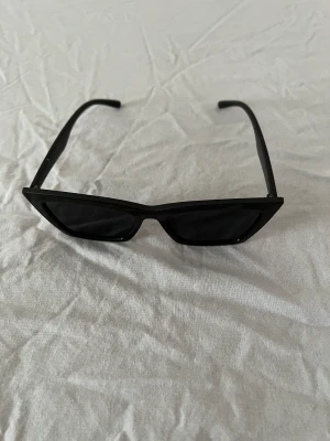 Svarta solglasögon  - Ett par super snygga svarta solglasögon. Använts 1-2 gånger. Inga defekter och inga repor på glaset. Priset går givetvis att diskutera🫶🏼 skriv om ni har frågor 