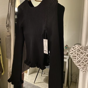 SVART TOPP - Otroligt fin och stilren tröja från Gina Tricot. Tröjan är aldrig använd med etikett kvar då den inte var upp till mina förväntningar.  Strl L men passar även mig som är en M, den är mega stretchig! 💛🎉