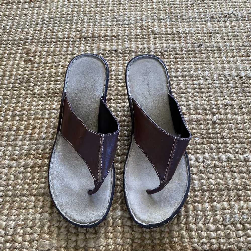 Snygga sandaler med liten klack. Storlek 39 🤎. Skor.