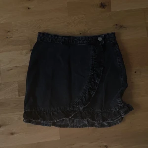 Jeans kjol - Svart jeanskjol från only. Perfekt skick helt utan defekter! Pris kan diskuteras